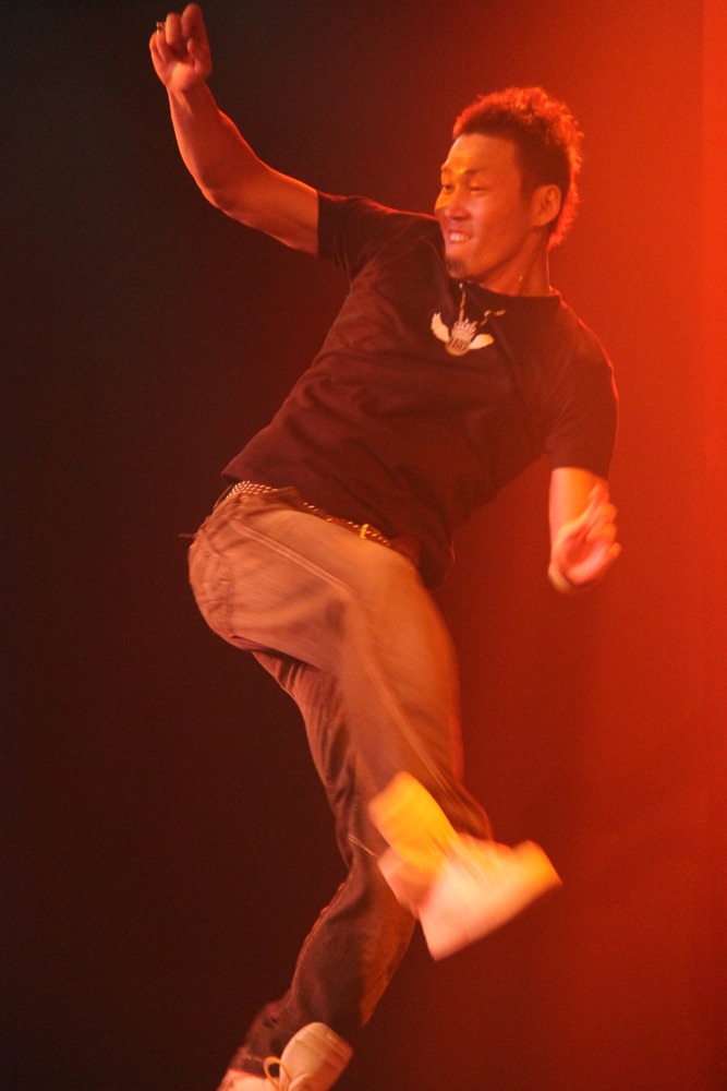 ダンスでは格闘パフォーマンスも見せたTOMO。芝居部分でも高森との絶妙なかけ合いで笑いを誘った。(c)吉本興業