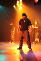 芸人たちとともに芝居やダンスを披露した武蔵。芝居の中では見事な板割りも見せ会場を盛り上げた。(c)吉本興業