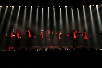 このライブで一旦終局となった劇団YANOZILE。ライブでは、「Choo Choo TRAIN」のほか、「LET ME LUV U DOWN」「THE GENERATION ～ふたつの唇～」「THE NEXT DOOR」「道」「WON'T BE LONG」などのEXILEナンバーを披露した。(c)吉本興業