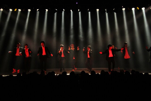 このライブで一旦終局となった劇団YANOZILE。ライブでは、「Choo Choo TRAIN」のほか、「LET ME LUV U DOWN」「THE GENERATION ～ふたつの唇～」「THE NEXT DOOR」「道」「WON'T BE LONG」などのEXILEナンバーを披露した。(c)吉本興業