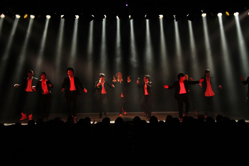 このライブで一旦終局となった劇団YANOZILE。ライブでは、「Choo Choo TRAIN」のほか、「LET ME LUV U DOWN」「THE GENERATION ～ふたつの唇～」「THE NEXT DOOR」「道」「WON'T BE LONG」などのEXILEナンバーを披露した。(c)吉本興業