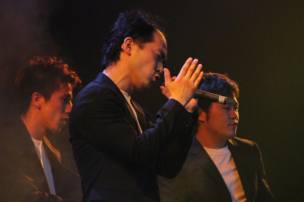 抜群の歌唱力で爆笑の渦に巻き込んだトレンディエンジェル斉藤。メンバー全員が認める歌の上手さにも関わらず、斉藤が真剣に歌うたびに会場から笑いが起きた。(c)吉本興業