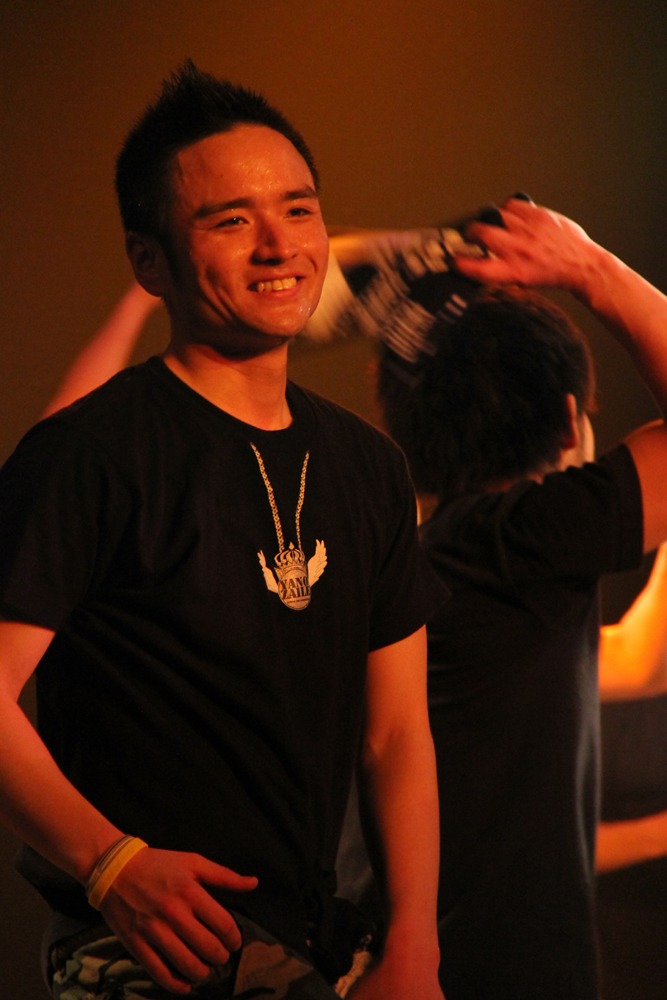 芝居ではギャグがスベるも、ダンスは誰よりも魅せたげんきーず元気☆たつや。(c)吉本興業