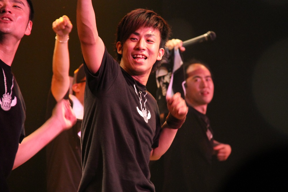 ツッコミ役として矢野と劇団員を支えたチーモンチョーチュウ菊地。この1年の活動をもってしてもまだ矢野を“パイセン”と呼ぶのに慣れなかった。(c)吉本興業