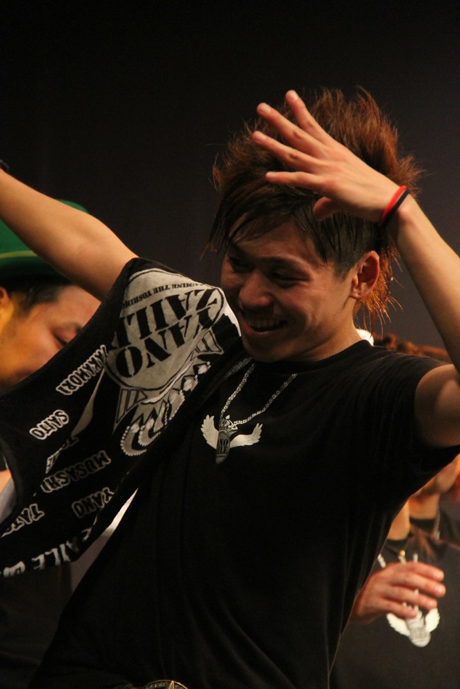 パラパラを得意とするキャッチ!!あっしー。パイセンと気が合ったようで「しーうれ（嬉しい）」「るーてれ（照れる）」などパイセン用語で自然な会話を交わした。(c)吉本興業