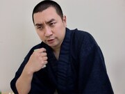 インタビューに答えるRG。