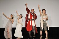 全員で、「行くぞ～！1、2、3、ダースターン!!」と声を揃えた。(c)Disney Enterprises, Inc. and Jerry Bruckheimer, Inc. All rights reserved.5月28日（金）、全世界同時公開