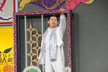 「LIVE！潜在異色 SUIDOBASHI秘宝館」で披露されたオードリー春日のピンネタ「春日復活」。(c)「潜在異色」製作委員会