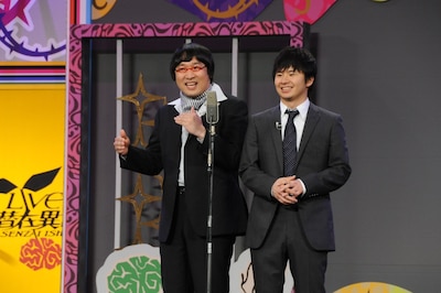 「LIVE！潜在異色 SUIDOBASHI秘宝館」で披露された南海キャンディーズ山里とオードリー若林による「たりないふたり」。(c)「潜在異色」製作委員会