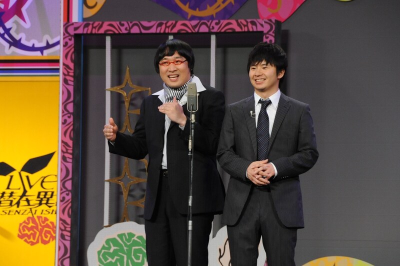 「LIVE！潜在異色 SUIDOBASHI秘宝館」で披露された南海キャンディーズ山里とオードリー若林による「たりないふたり」。(c)「潜在異色」製作委員会