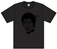 「ブラックマヨネーズ吉田Tシャツ」、2625円。サイズはS、M、Lの3種類用意されている。