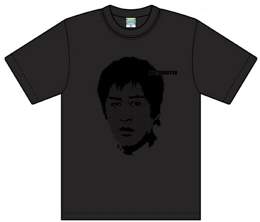 「ブラックマヨネーズ吉田Tシャツ」、2625円。サイズはS、M、Lの3種類用意されている。