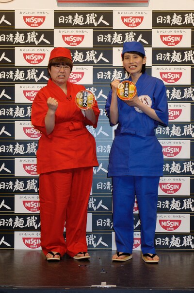 「日清麺職人テレビCM出演権争奪バトル」に臨むハリセンボン。(c)吉本興業
