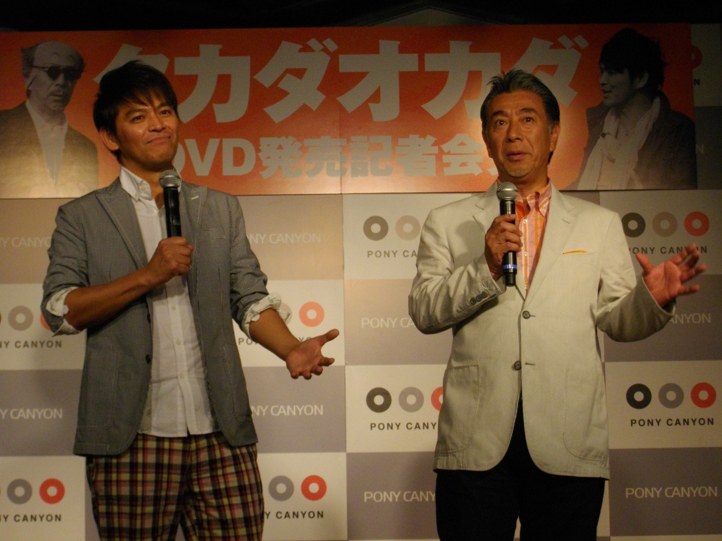 会見では漫才のような掛け合いが行われた。高田は「いつかは（出身地の）調布市国領に秘宝館を建てて、3カ月でつぶしたい」。