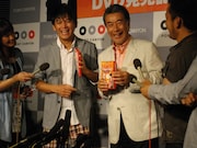 記者からの囲み取材に笑顔で答えるタカダオカダ。自身の適当ぶりについて問われた高田は「最近ズボンはいたままオシッコしちゃった」。