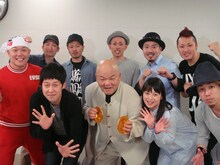 ET-KING大阪城ホール発ワンマンライブ「歌えや大阪！踊れや日本！」会見の様子。ET-KINGの印象を聞かれた島木譲二は上機嫌に「最高、ベリーグー！」とコメントした。(c)吉本興業