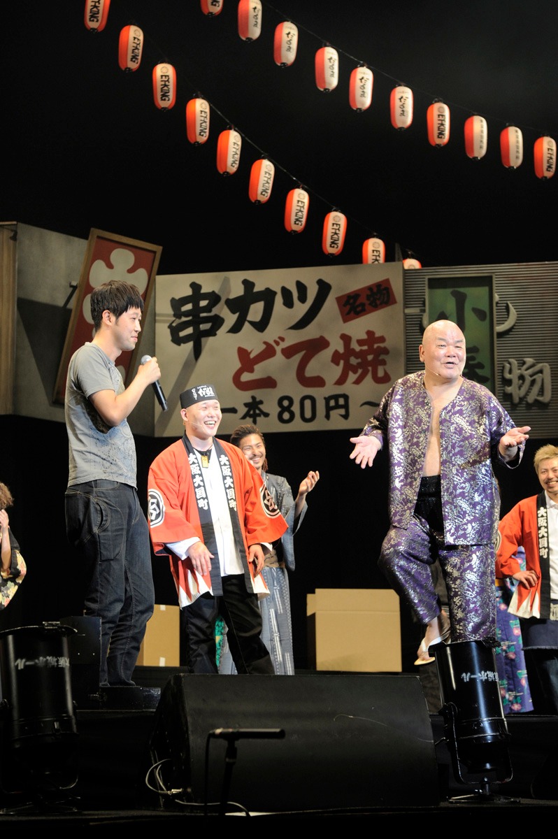 舞台でおなじみのギャグを披露する島木譲二。(c)吉本興業