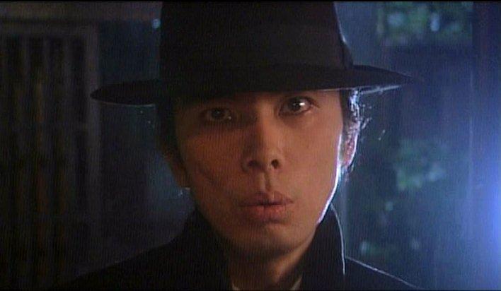 大蔵省の男を装った貧乏神に扮する片桐。