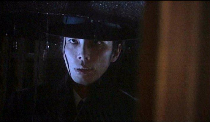 大蔵省の男を装った貧乏神に扮する片桐。