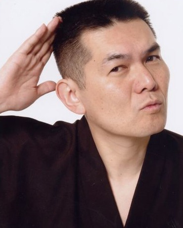 5月には師匠の間寛平に会うため渡米したシベリア文太。アースマラソンブログには、新たな伝説となりそうな驚愕の滑舌の悪さが報告されているので、チェックしてみよう。(c)吉本興業