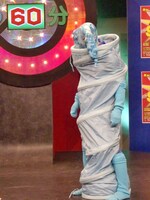 ナナフシ科のアマゾンミズイロナナフシ。生息地は四国西部と練馬区の一部。好きなタイプのメスは松嶋奈々（フシ）子、嫌いなタイプのメスは、夏目ナナ（フシ）。「最近のJ-POPは同じような曲ばかり！」と人間に対して怒っている。首から下に見え隠れする肌着の青色はどうみてもアバター。