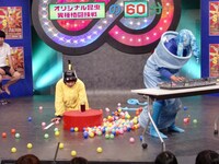 ヒーリングミュージックを奏で産卵したナナフシ。その間に昆虫水に手を伸ばすパンよう虫。