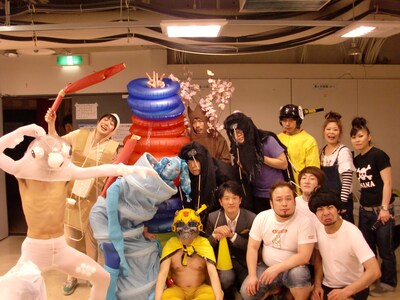 写真は2010年6月1日に渋谷・ヨシモト∞ホールにて行われた第1回「オリジナル昆虫異種格闘技戦～芸人がいろんな昆虫になって戦います！～」対戦後の楽屋。