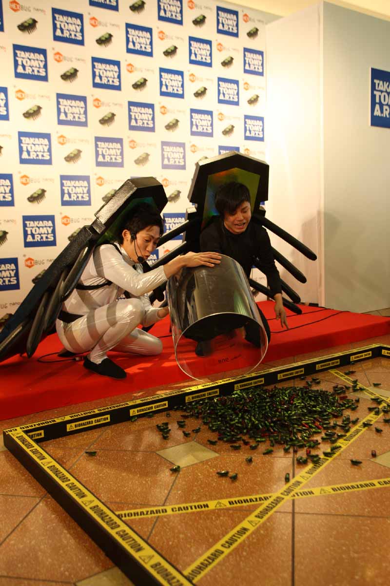 nano1000匹を床に放出するnano STYLE。石田は白い衣装にも関わらず蛍光のパンツを履いてきてきてしまい、「パンツ透けてるのがかっこ悪いですけどね」と終始照れくさそうにしていた。