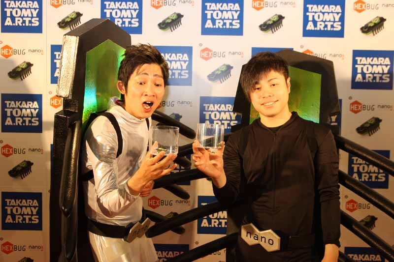 「僕らはnano styleです！」と元気に登場したNON STYLE。井上は、「昔はキモかわいいとか、ウザかっこいいとかファンレターでいただいていたんですけど、ここ最近キモウザイと書かれることが多くなってきて……。やっぱりこういうおもちゃを宣伝して、もう一度かわいいところを再確認して頂きたいですね」とコメント。