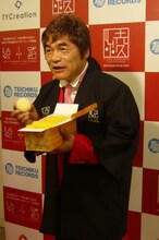 自身がプロデュースする和スイーツ「綾小路」の期間限定ショップで1日店長を務めた綾小路きみまろ。