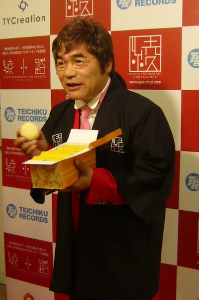 自身がプロデュースする和スイーツ「綾小路」の期間限定ショップで1日店長を務めた綾小路きみまろ。