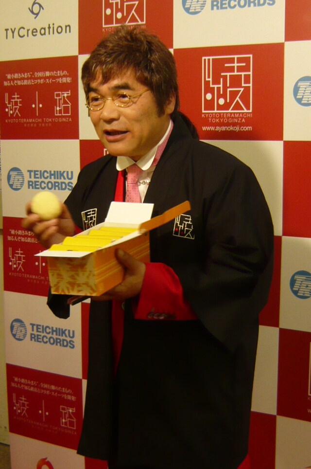 自身がプロデュースする和スイーツ「綾小路」の期間限定ショップで1日店長を務めた綾小路きみまろ。