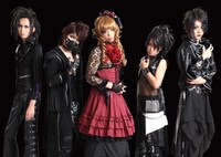 エアヴィジュアルバンド。左から、アンガールズ山根、歌手のRYOEI、品川庄司・庄司、波田陽区、アンガールズ田中。