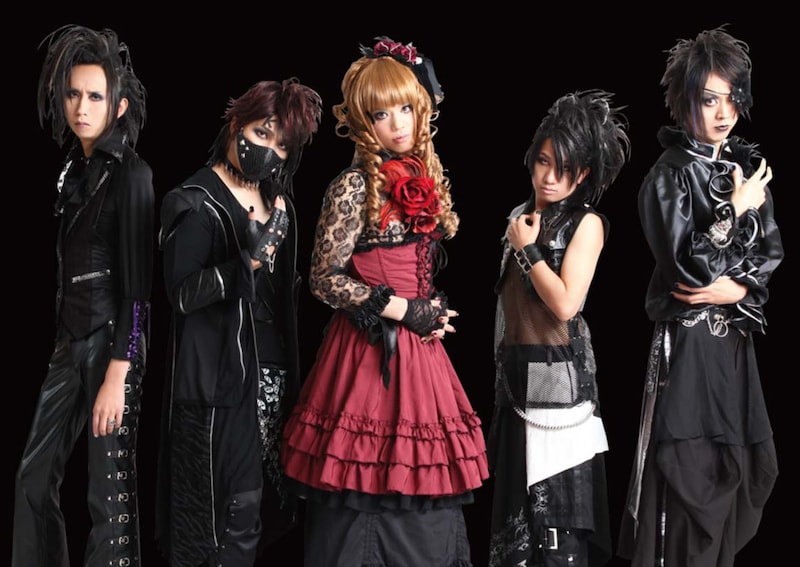 エアヴィジュアルバンド。左から、アンガールズ山根、歌手のRYOEI、品川庄司・庄司、波田陽区、アンガールズ田中。