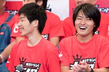 優勝するための戦略について尋ねられ、「とにかく練習！」と声を揃えたジャルジャル。周囲からは「よしもとのマナカナ！」の声が。