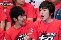 前大会3位のしずる。池田（左）は質問に対して毎回歌を交えて答えた。ライバルについては「己自身」と村上（右）。