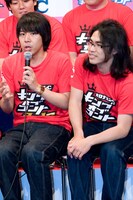 ロッチ。一番最後に楽屋入りしたコカド（左）は、SサイズのTシャツが1枚しか残っていなかったと怒りをぶつけた。本来用意されているはずだったMサイズのTシャツは、インパルスの板倉がコカドのものを奪っていたことが判明。