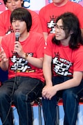 ロッチ。一番最後に楽屋入りしたコカド(左)は、SサイズのTシャツが1枚しか残っていなかったと怒りをぶつけた。本来用意されているはずだったMサイズのTシャツは、インパルスの板倉がコカドのものを奪っていたことが判明。