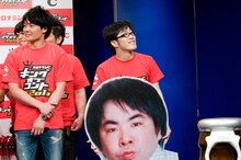 司会者の話よりも会場の様子が気になるドランクドラゴン鈴木。