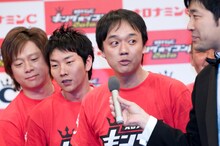 スポンサーのオロナミンCを意識して「元気ハツラツにがんばります」とななめ45°岡安。