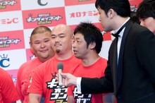 あべこうじに「シロちゃんは？」と振られた安田大サーカス・クロちゃん（中央）。甲高い声で「色違い！もうっ！」と返し、周囲も爆笑。