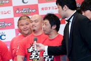 あべこうじに「シロちゃんは?」と振られた安田大サーカス・クロちゃん(中央)。甲高い声で「色違い!もうっ!」と返し、周囲も爆笑。