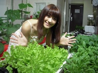 自給自足生活に挑戦する原幹恵。(c)NTV