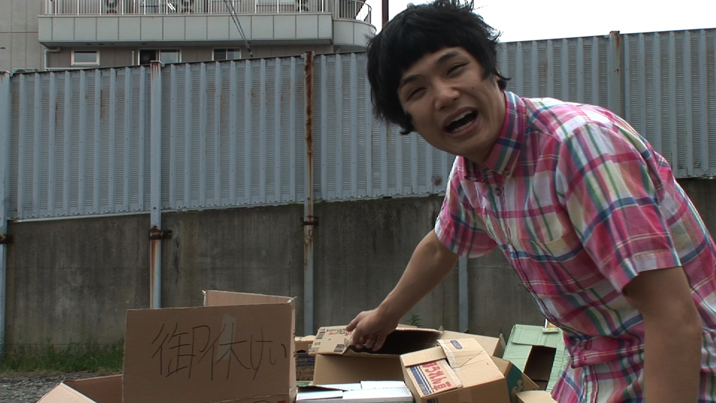 一軒家をダンボールだけで建てようと試みるもう中学生。(c)NTV