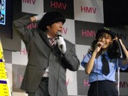 「ロケ中、東京03角田に大根で殴られた」様子を再現する日村。