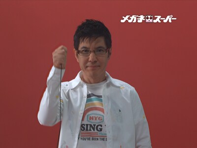 メガネスーパーの新CMに登場する関根勤。関根がシャッターを押すといつもと違う雰囲気に変身する。