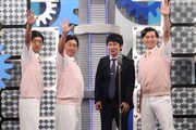 堂々と手を掲げる3人の春日と棒立ちの若林。(c)NTV