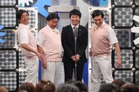 さまぁ～ず扮する2人の春日と"本物の春日"に囲まれるオードリー若林。(c)NTV