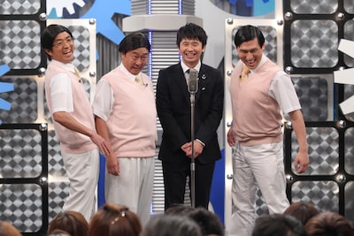 さまぁ～ず扮する2人の春日と"本物の春日"に囲まれるオードリー若林。(c)NTV