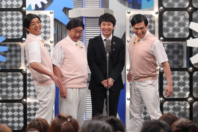 さまぁ～ず扮する2人の春日と"本物の春日"に囲まれるオードリー若林。(c)NTV